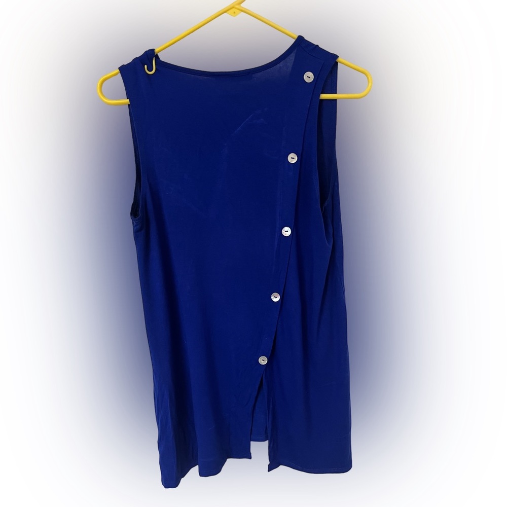 Cocos Clozet. Size Medium Pullover t with white buttons on back